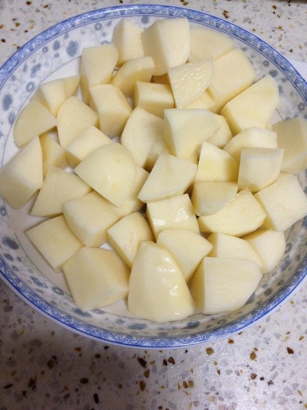 金江小姑娘土豆爆魷魚的做法-麻辣味烤菜譜-易網(wǎng)<a href=http://www.jsjjzhkt.cn/ target=_blank class=infotextkey>健康養(yǎng)生</a>網(wǎng) 金江小姑娘土豆爆魷魚的做法-麻辣味烤菜譜