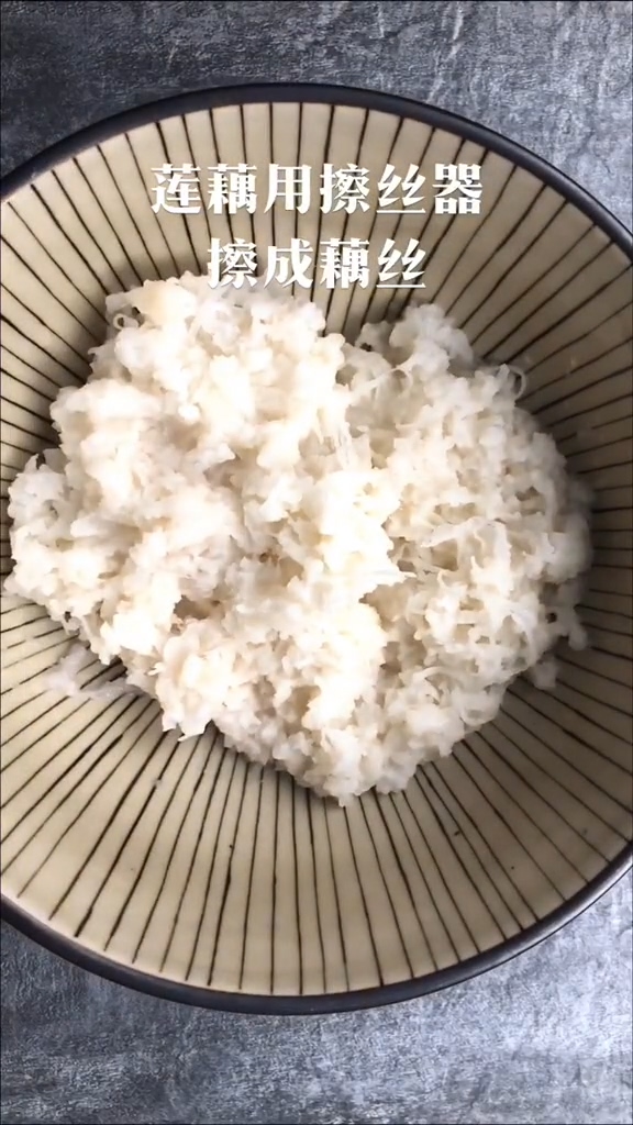 香煎小藕餅的做法-咸鮮味煎菜譜-易網<a href=http://www.jsjjzhkt.cn/ target=_blank class=infotextkey>健康養生</a>網 香煎小藕餅的做法-咸鮮味煎菜譜