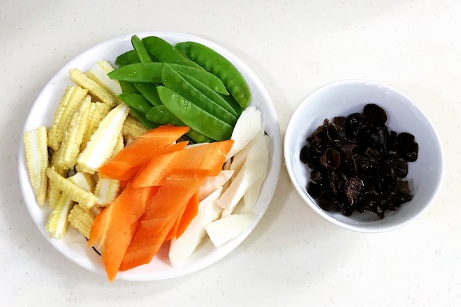 玉米筍炒時蔬的做法-家常味炒菜譜-易網健康養生網 玉米筍炒時蔬的做法-家常味炒菜譜