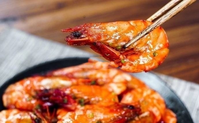 【茄汁油燜大蝦做法】的做法-醬香味燒菜譜