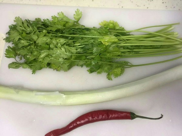 蝦皮老虎菜的做法-咸鮮味拌菜譜-易網<a href=http://www.jsjjzhkt.cn/ target=_blank class=infotextkey>健康養生</a>網 蝦皮老虎菜的做法-咸鮮味拌菜譜