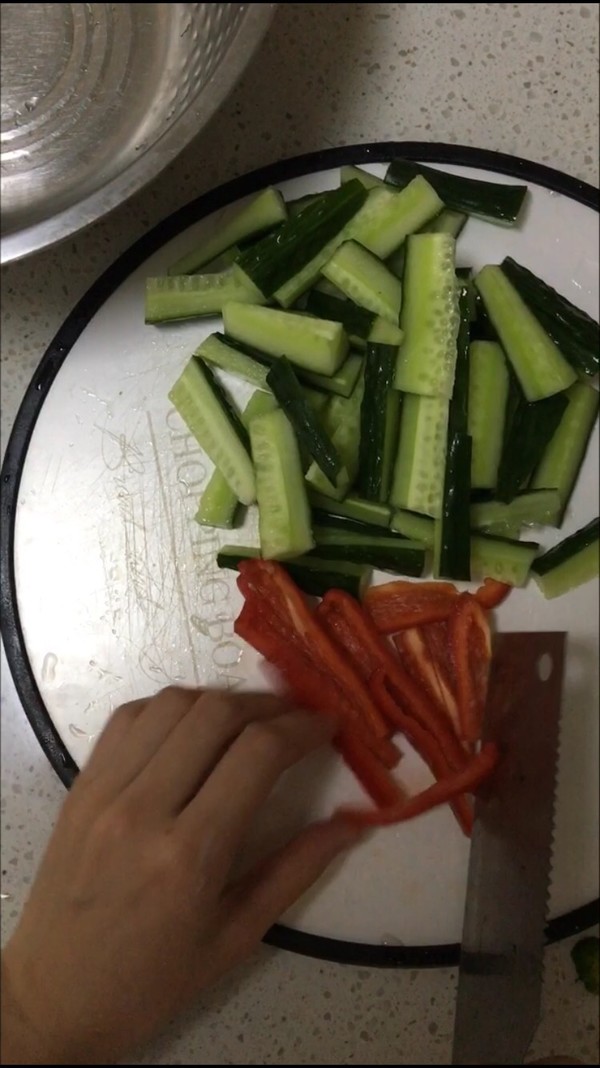 熗拌黃瓜的做法-酸辣味拌菜譜-易網<a href=http://www.jsjjzhkt.cn/ target=_blank class=infotextkey>健康養生</a>網 熗拌黃瓜的做法-酸辣味拌菜譜