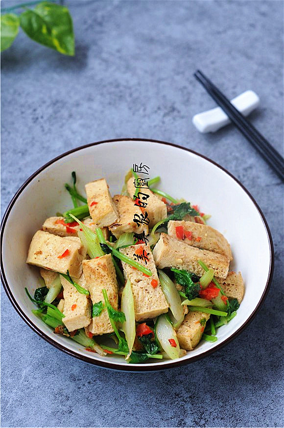 白菜苔炒凍豆腐的做法-家常味炒菜譜-易網健康養生網 白菜苔炒凍豆腐的做法-家常味炒菜譜