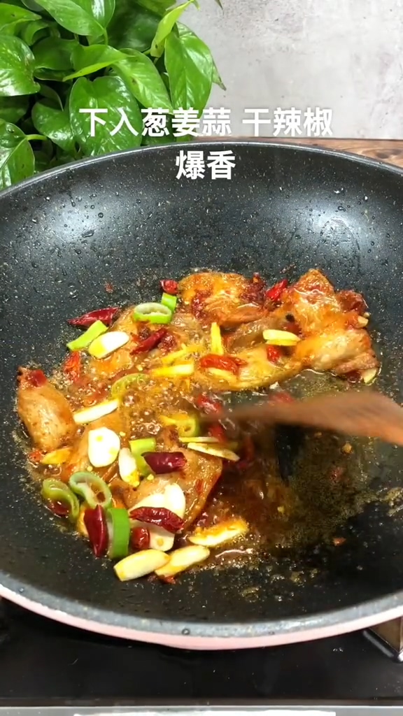 手撕包菜的做法-咸鮮味炒菜譜-易網健康養(yǎng)生網 手撕包菜的做法-咸鮮味炒菜譜
