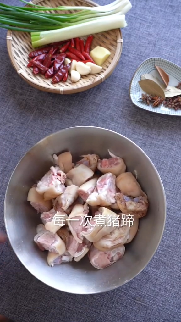 香辣豬蹄的做法-香辣味燉菜譜-易網<a href=http://www.jsjjzhkt.cn/ target=_blank class=infotextkey>健康養生</a>網 香辣豬蹄的做法-香辣味燉菜譜