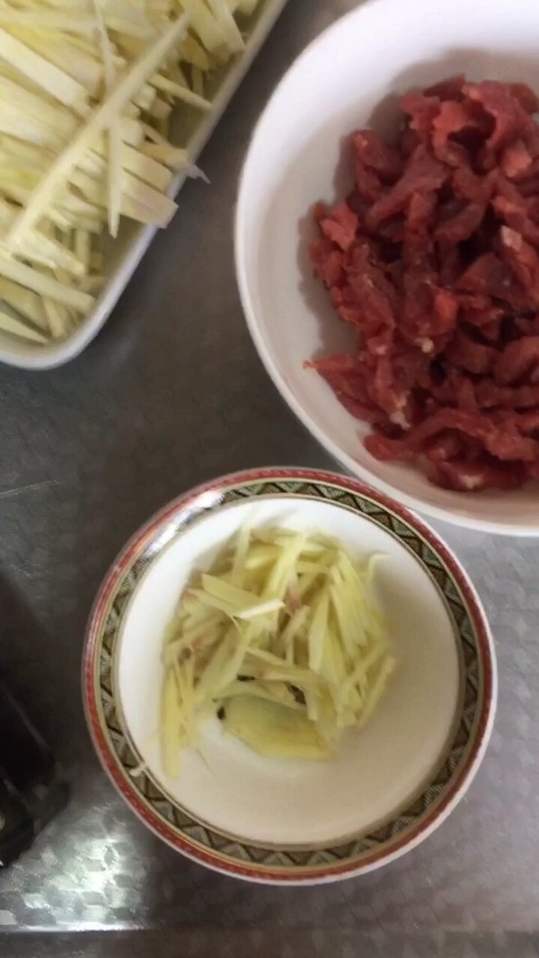 酸辣茭白薯粉的做法-酸辣味煮菜譜