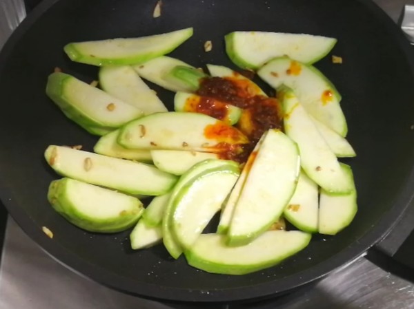 醬炒西葫蘆的做法-香辣味炒菜譜-易網健康養生網 醬炒西葫蘆的做法-香辣味炒菜譜