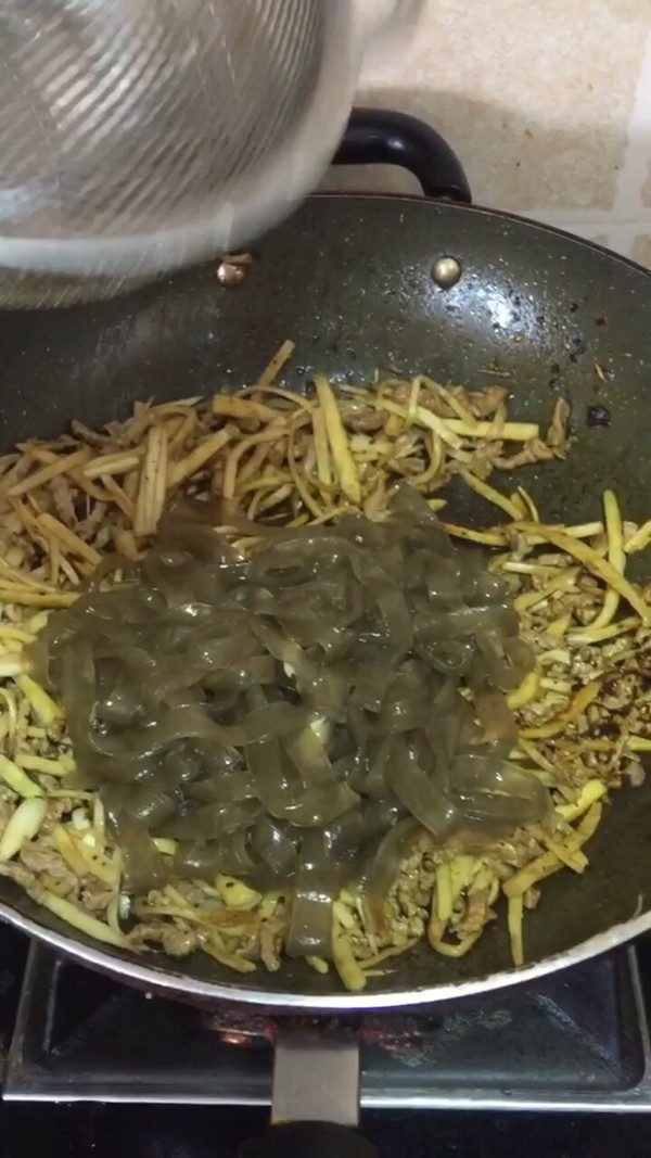酸辣茭白薯粉的做法-酸辣味煮菜譜