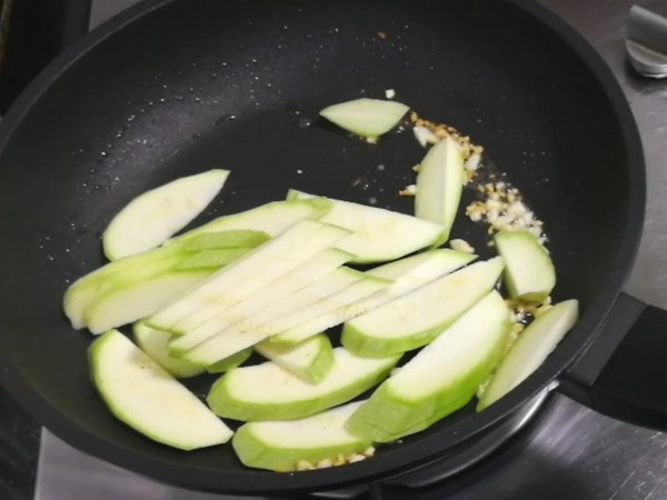 醬炒西葫蘆的做法-香辣味炒菜譜-易網健康養生網 醬炒西葫蘆的做法-香辣味炒菜譜