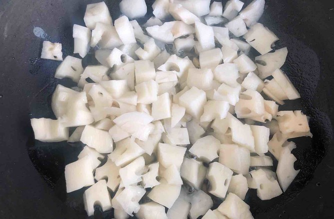 小炒藕丁的做法-香辣味炒菜譜-易網健康養生網 小炒藕丁的做法-香辣味炒菜譜