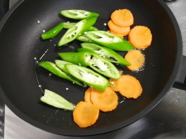 青椒炒豬心的做法-家常味炒菜譜-易網(wǎng)<a href=http://www.jsjjzhkt.cn/ target=_blank class=infotextkey>健康養(yǎng)生</a>網(wǎng) 青椒炒豬心的做法-家常味炒菜譜