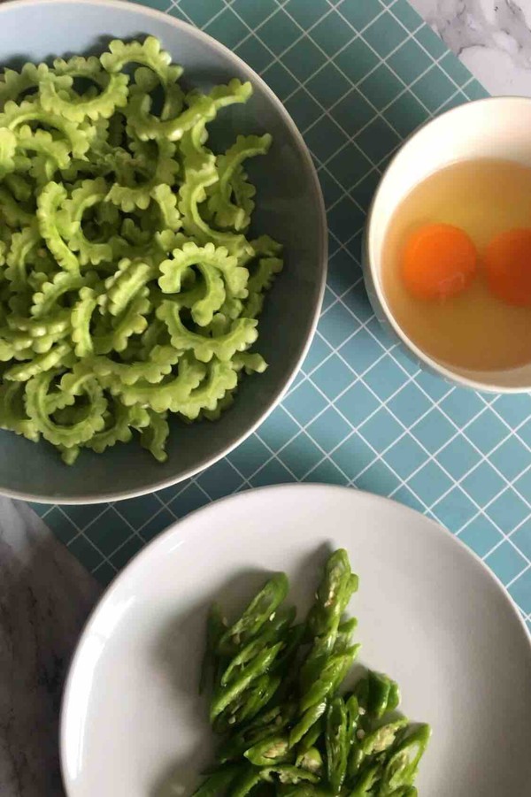 苦瓜炒蛋的做法-家常味炒菜譜