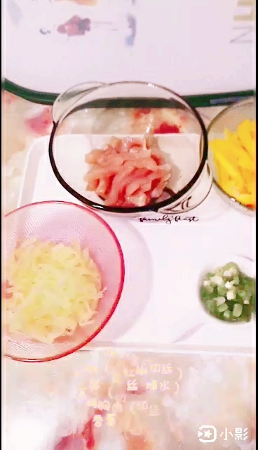 彩椒雞絲的做法-家常味炒菜譜-易網<a href=http://www.jsjjzhkt.cn/ target=_blank class=infotextkey>健康養生</a>網 彩椒雞絲的做法-家常味炒菜譜