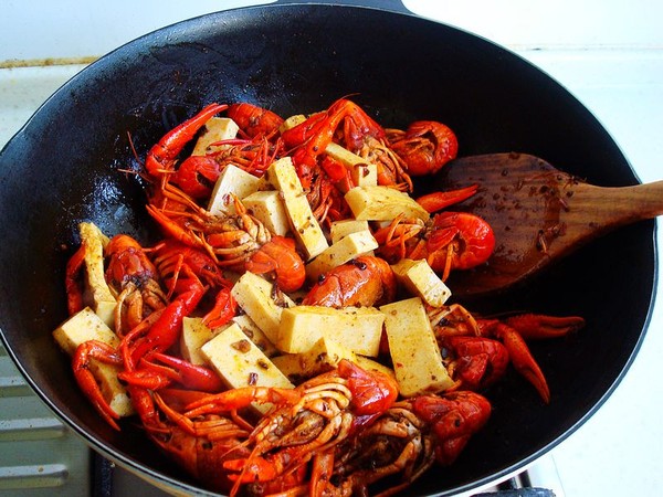 千葉豆腐燜小龍蝦的做法-麻辣味燜菜譜-易網健康養生網 千葉豆腐燜小龍蝦的做法-麻辣味燜菜譜