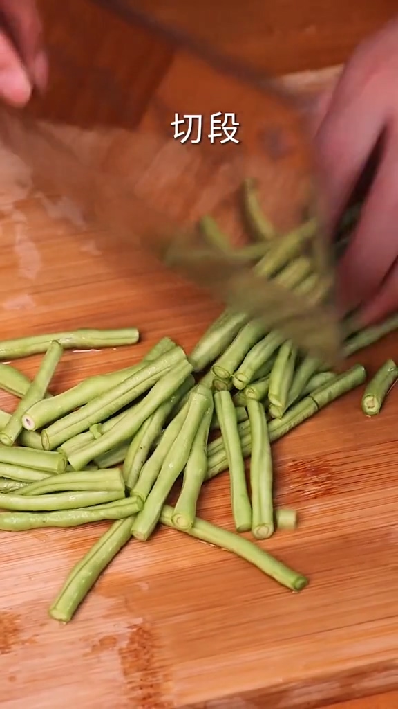 家常粉蒸豇豆的做法-咸鮮味蒸菜譜-易網<a href=http://www.jsjjzhkt.cn/ target=_blank class=infotextkey>健康養生</a>網 家常粉蒸豇豆的做法-咸鮮味蒸菜譜