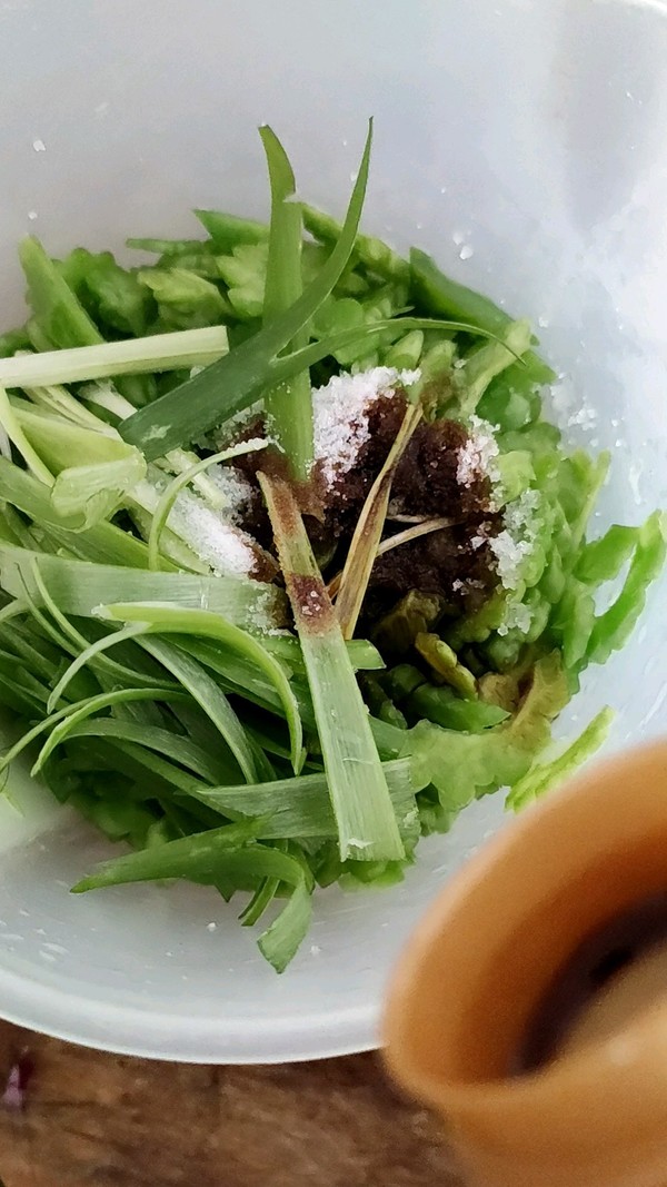 涼拌苦瓜的做法-酸甜味拌菜譜