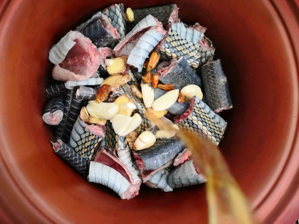 火腿肉燉烏梢蛇的做法-咸鮮味燉菜譜-易網健康養生網 火腿肉燉烏梢蛇的做法-咸鮮味燉菜譜