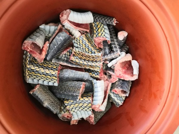 火腿肉燉烏梢蛇的做法-咸鮮味燉菜譜-易網健康養生網 火腿肉燉烏梢蛇的做法-咸鮮味燉菜譜