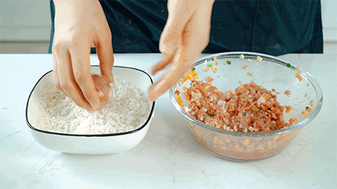 咸蛋黃珍珠丸子的做法-家常味蒸菜譜-易網(wǎng)健康養(yǎng)生網(wǎng) 咸蛋黃珍珠丸子的做法-家常味蒸菜譜