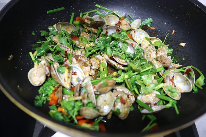 爆炒花蛤的做法-香辣味炒菜譜-易網健康養生網 爆炒花蛤的做法-香辣味炒菜譜