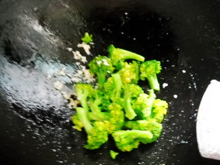 洋蔥雞絲西蘭花的做法-家常味炒菜譜-易網(wǎng)健康養(yǎng)生網(wǎng) 洋蔥雞絲西蘭花的做法-家常味炒菜譜