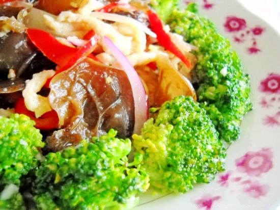 洋蔥雞絲西蘭花的做法-家常味炒菜譜-易網(wǎng)健康養(yǎng)生網(wǎng) 洋蔥雞絲西蘭花的做法-家常味炒菜譜