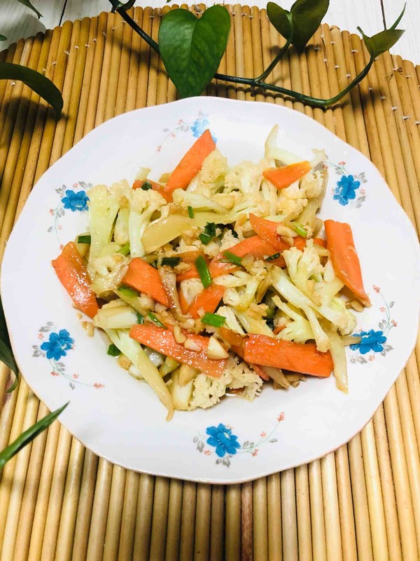 清炒花菜的做法-家常味炒菜譜-易網健康養生網 清炒花菜的做法-家常味炒菜譜