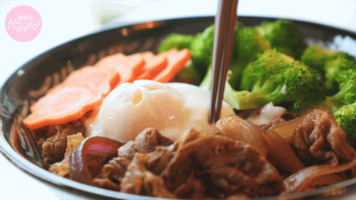 溫泉蛋牛肉飯的做法-家常味炒菜譜-易網健康養生網 溫泉蛋牛肉飯的做法-家常味炒菜譜