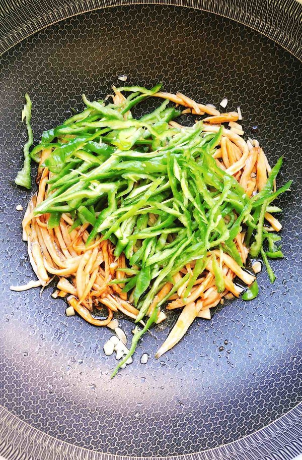 青椒炒杏鮑菇的做法-咸鮮味炒菜譜-易網(wǎng)健康養(yǎng)生網(wǎng) 青椒炒杏鮑菇的做法-咸鮮味炒菜譜