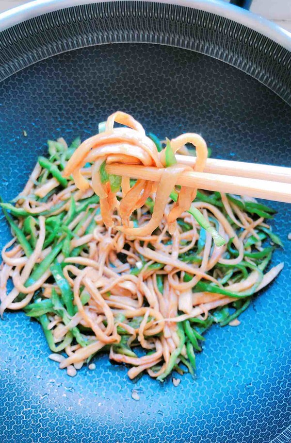 青椒炒杏鮑菇的做法-咸鮮味炒菜譜-易網(wǎng)健康養(yǎng)生網(wǎng) 青椒炒杏鮑菇的做法-咸鮮味炒菜譜