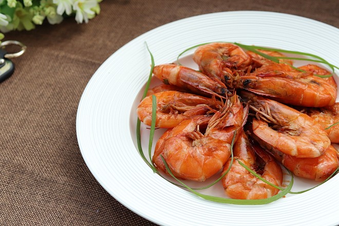 紅燒大蝦的做法-咸鮮味炒菜譜-易網(wǎng)健康養(yǎng)生網(wǎng) 紅燒大蝦的做法-咸鮮味炒菜譜