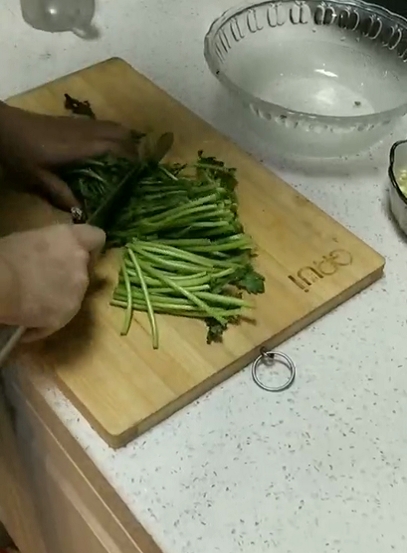 蒜香醬茼蒿的做法-家常味炒菜譜-易網(wǎng)健康養(yǎng)生網(wǎng) 蒜香醬茼蒿的做法-家常味炒菜譜