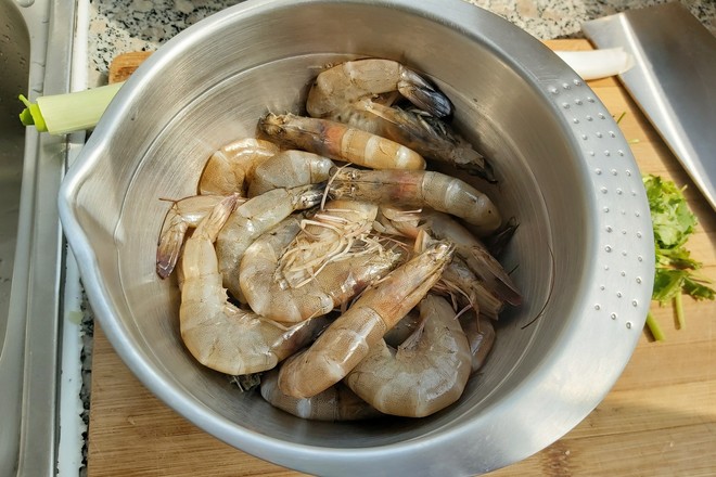 紅燒大蝦的做法-咸鮮味炒菜譜-易網(wǎng)<a href=http://www.jsjjzhkt.cn/ target=_blank class=infotextkey>健康養(yǎng)生</a>網(wǎng) 紅燒大蝦的做法-咸鮮味炒菜譜