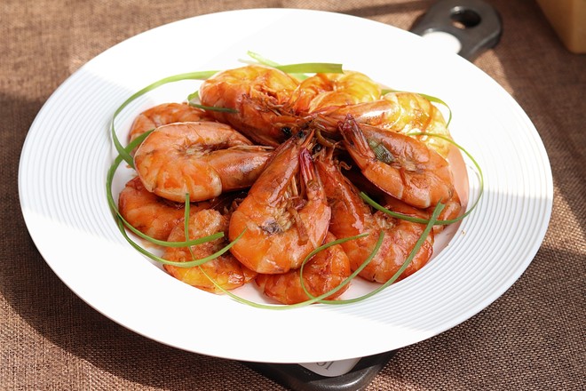 紅燒大蝦的做法-咸鮮味炒菜譜-易網(wǎng)健康養(yǎng)生網(wǎng) 紅燒大蝦的做法-咸鮮味炒菜譜