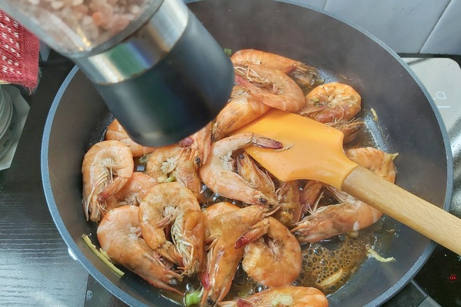 紅燒大蝦的做法-咸鮮味炒菜譜-易網(wǎng)健康養(yǎng)生網(wǎng) 紅燒大蝦的做法-咸鮮味炒菜譜