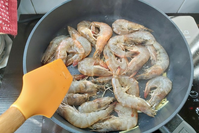 紅燒大蝦的做法-咸鮮味炒菜譜-易網(wǎng)健康養(yǎng)生網(wǎng) 紅燒大蝦的做法-咸鮮味炒菜譜