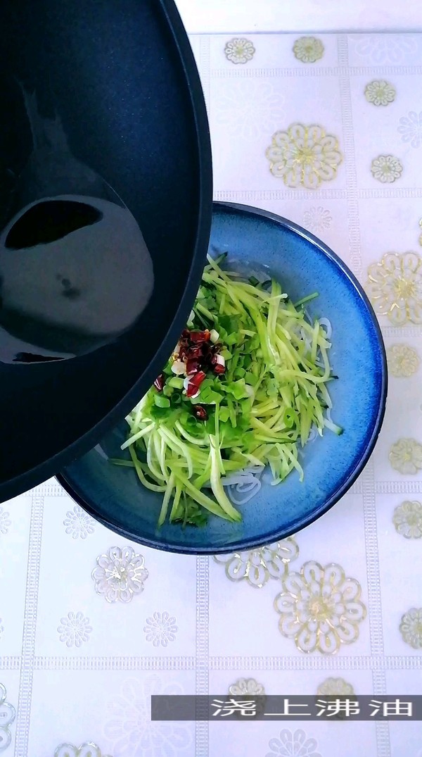 魔芋絲拌黃瓜的做法-香辣味拌菜譜-易網健康養生網 魔芋絲拌黃瓜的做法-香辣味拌菜譜
