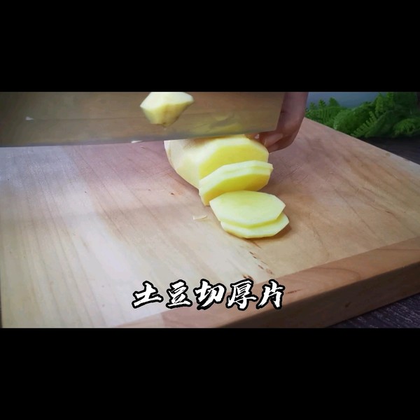 風味土豆片的做法-麻辣味煎菜譜-易網<a href=http://www.jsjjzhkt.cn/ target=_blank class=infotextkey>健康養(yǎng)生</a>網 風味土豆片的做法-麻辣味煎菜譜