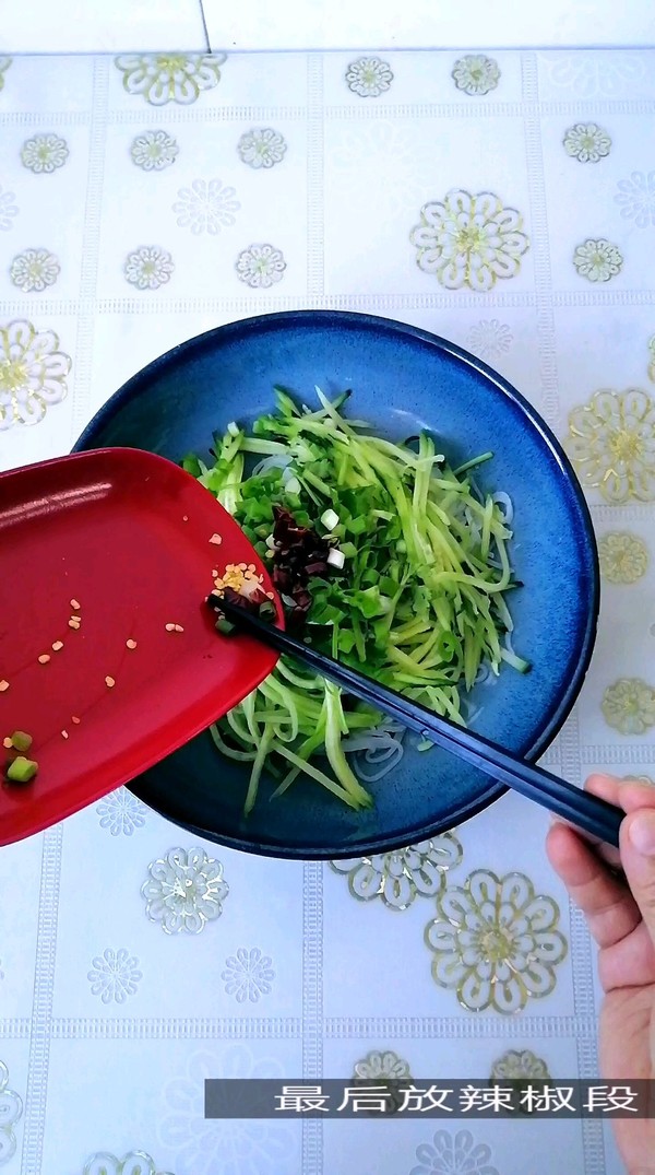 魔芋絲拌黃瓜的做法-香辣味拌菜譜-易網健康養生網 魔芋絲拌黃瓜的做法-香辣味拌菜譜