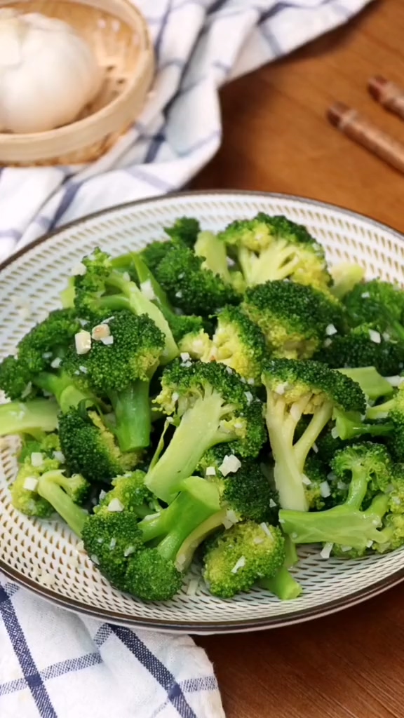 家常版蒜蓉西蘭花的做法-蒜香味炒菜譜-易網(wǎng)健康養(yǎng)生網(wǎng) 家常版蒜蓉西蘭花的做法-蒜香味炒菜譜