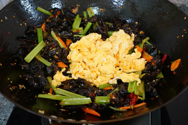 芹菜木耳炒雞蛋的做法-家常味炒菜譜-易網健康養生網 芹菜木耳炒雞蛋的做法-家常味炒菜譜