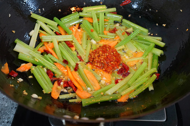 芹菜木耳炒雞蛋的做法-家常味炒菜譜-易網健康養生網 芹菜木耳炒雞蛋的做法-家常味炒菜譜