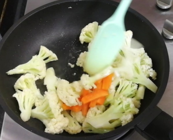 西紅柿燜菜花的做法-家常味燜菜譜