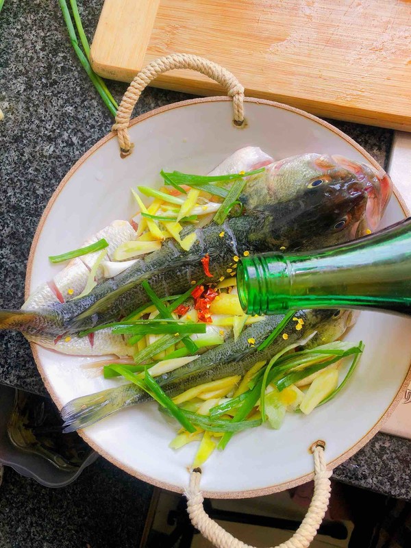 豉油蒸鱸魚的做法-醬香味蒸菜譜-易網健康養生網 豉油蒸鱸魚的做法-醬香味蒸菜譜