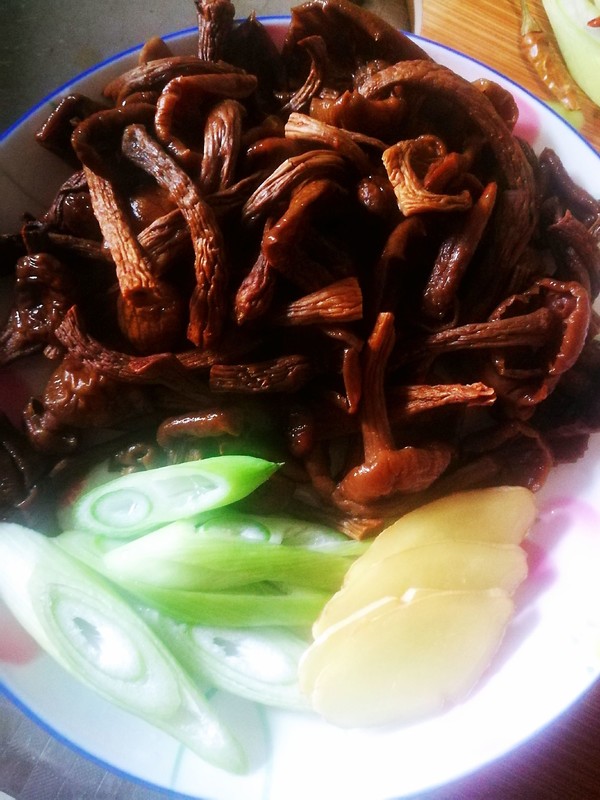 雞腿燉蘑菇的做法-家常味燉菜譜