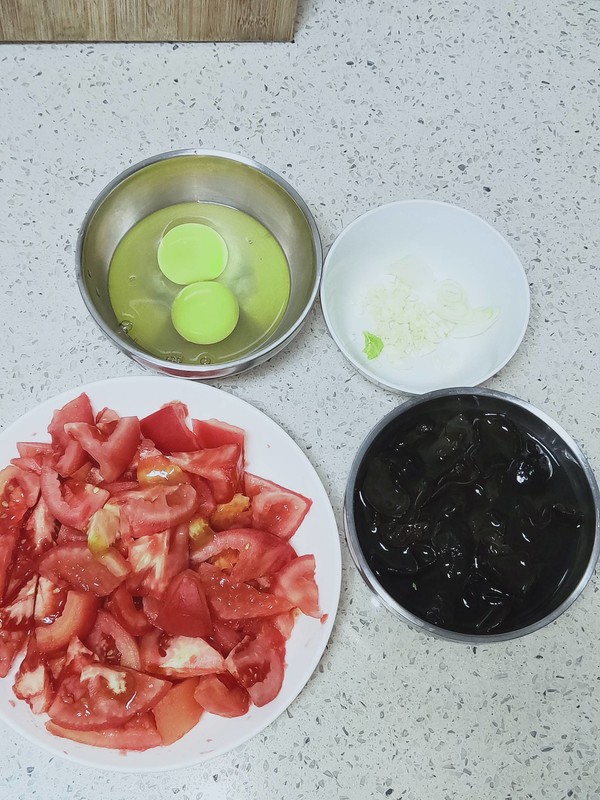 西紅柿木耳炒蛋的做法-酸甜味炒菜譜-易網<a href=http://www.jsjjzhkt.cn/ target=_blank class=infotextkey>健康養生</a>網 西紅柿木耳炒蛋的做法-酸甜味炒菜譜