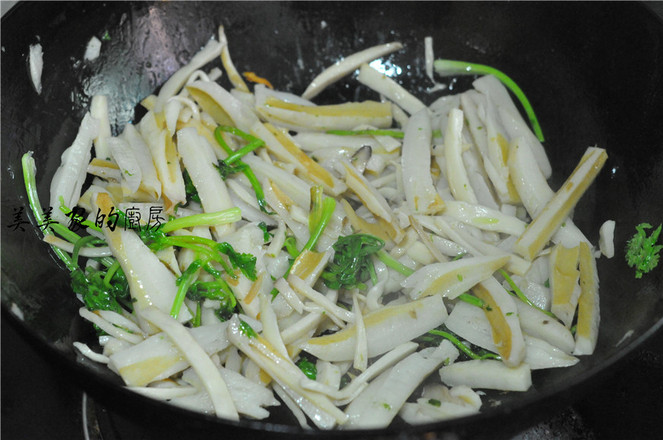 家常芫爆雙鮮的做法-家常味炒菜譜-易網(wǎng)健康養(yǎng)生網(wǎng) 家常芫爆雙鮮的做法-家常味炒菜譜