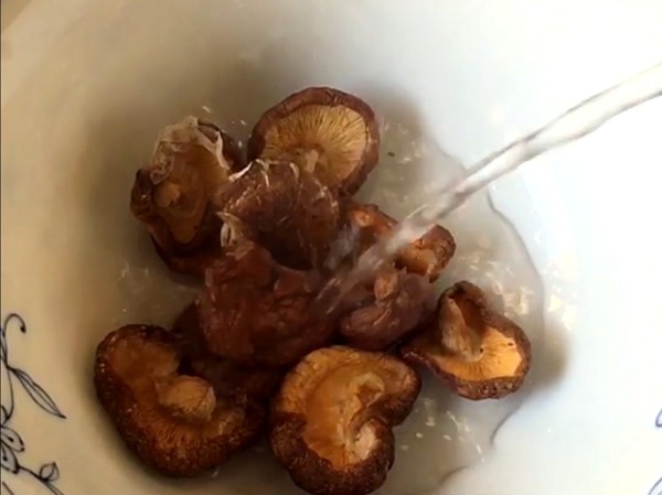 香菇炒芥蘭的做法-家常味炒菜譜-易網(wǎng)<a href=http://www.jsjjzhkt.cn/ target=_blank class=infotextkey>健康養(yǎng)生</a>網(wǎng) 香菇炒芥蘭的做法-家常味炒菜譜