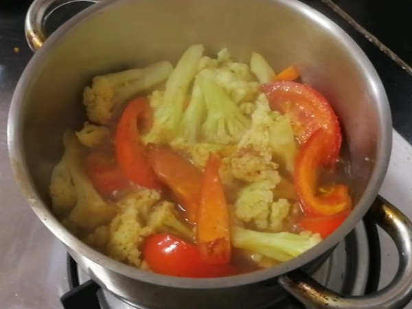 西紅柿燜菜花的做法-家常味燜菜譜