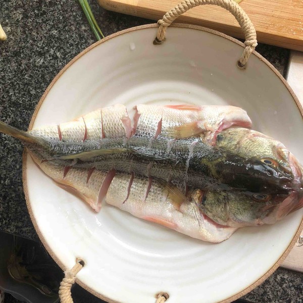 豉油蒸鱸魚的做法-醬香味蒸菜譜-易網健康養生網 豉油蒸鱸魚的做法-醬香味蒸菜譜